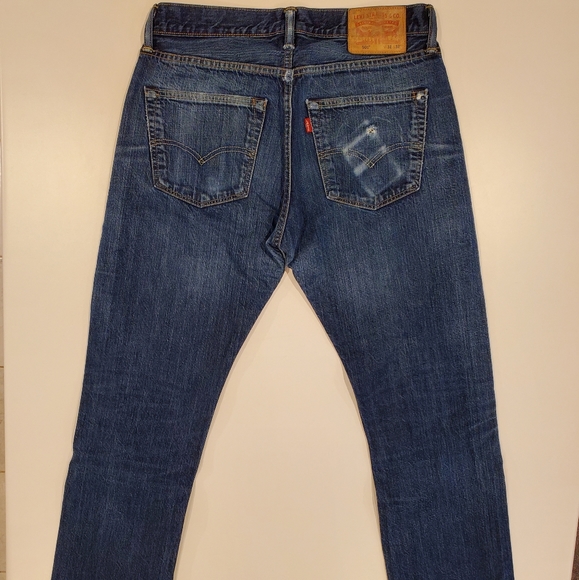 Levis 501's in a dark wash. 32W - Picture 2 of 11